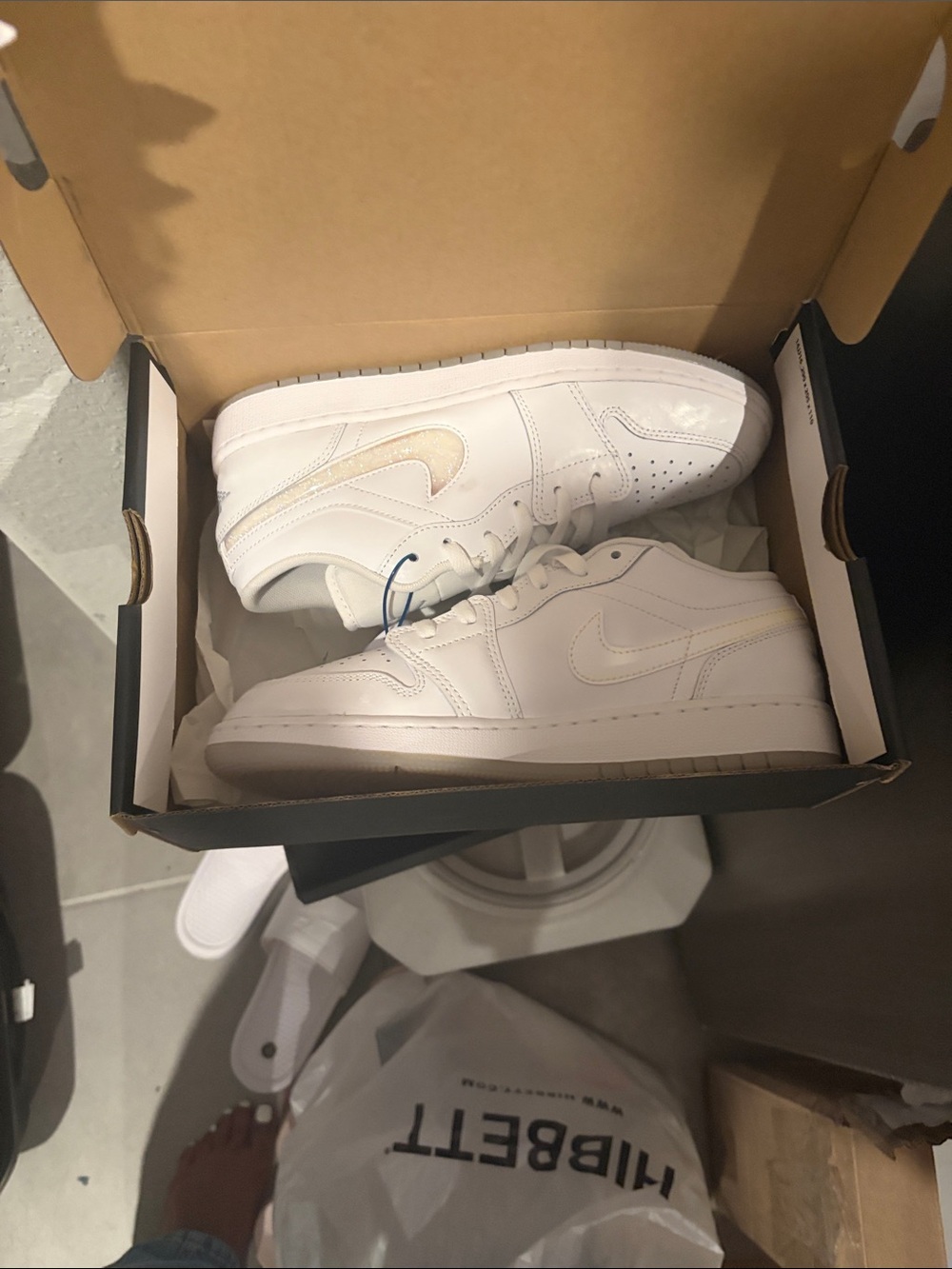 Nike Kids White Low-Top Sneakers with Subtle Cream Swoosh